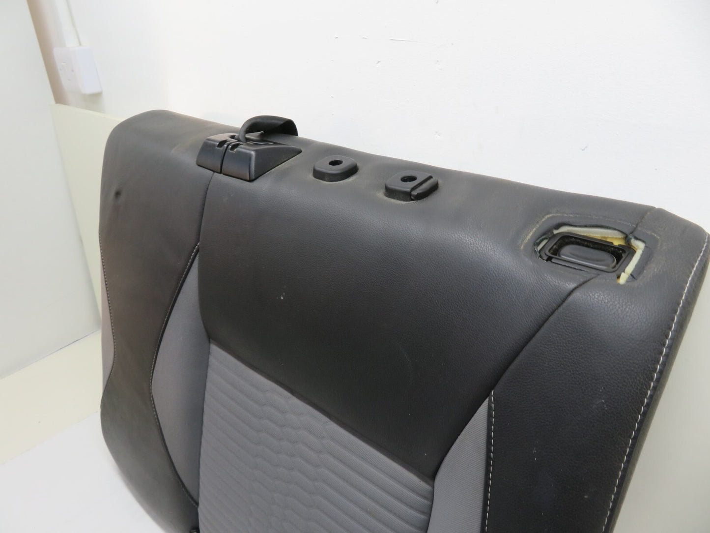 FORD FIESTA MK7 ST180 NS PASSENGER REAR SEAT BACK REST (SEE PHOTOS) 2013-2017