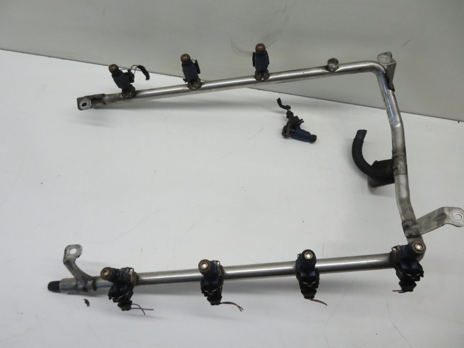 PORSCHE CAYENNE 955 V8 FUEL INJECTORS AND RAIL 0280156101 2003-2006 1804-2