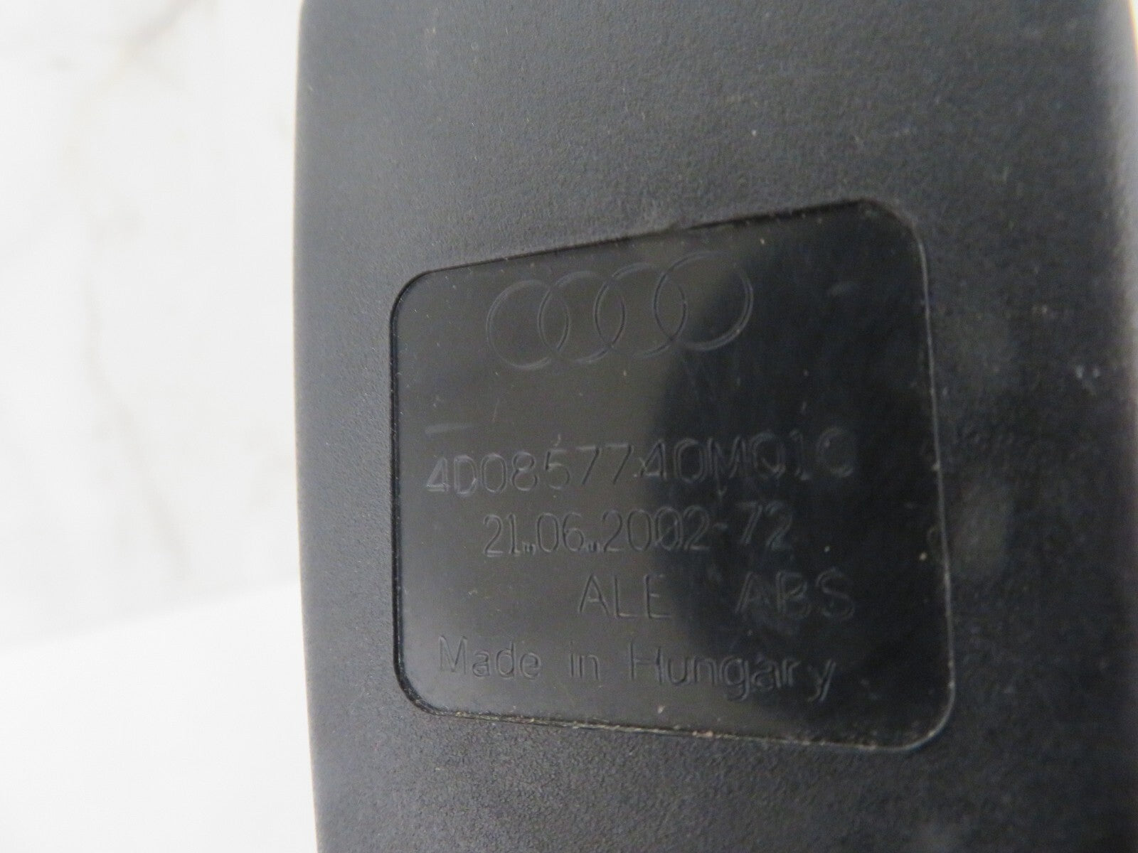 AUDI A8 D2 REAR SEAT BELT BUCKLE 4D0857740 1998-2002 A1652-10