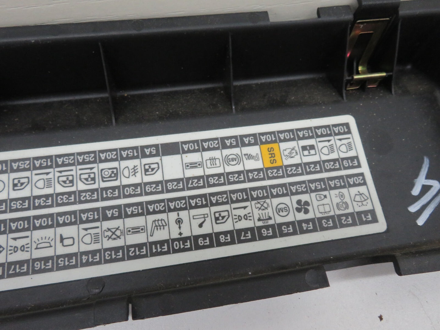 LAND ROVER FREELANDER 1 INTERIOR FUSE BOX COVER YQS000282 1998-2004 1310-14