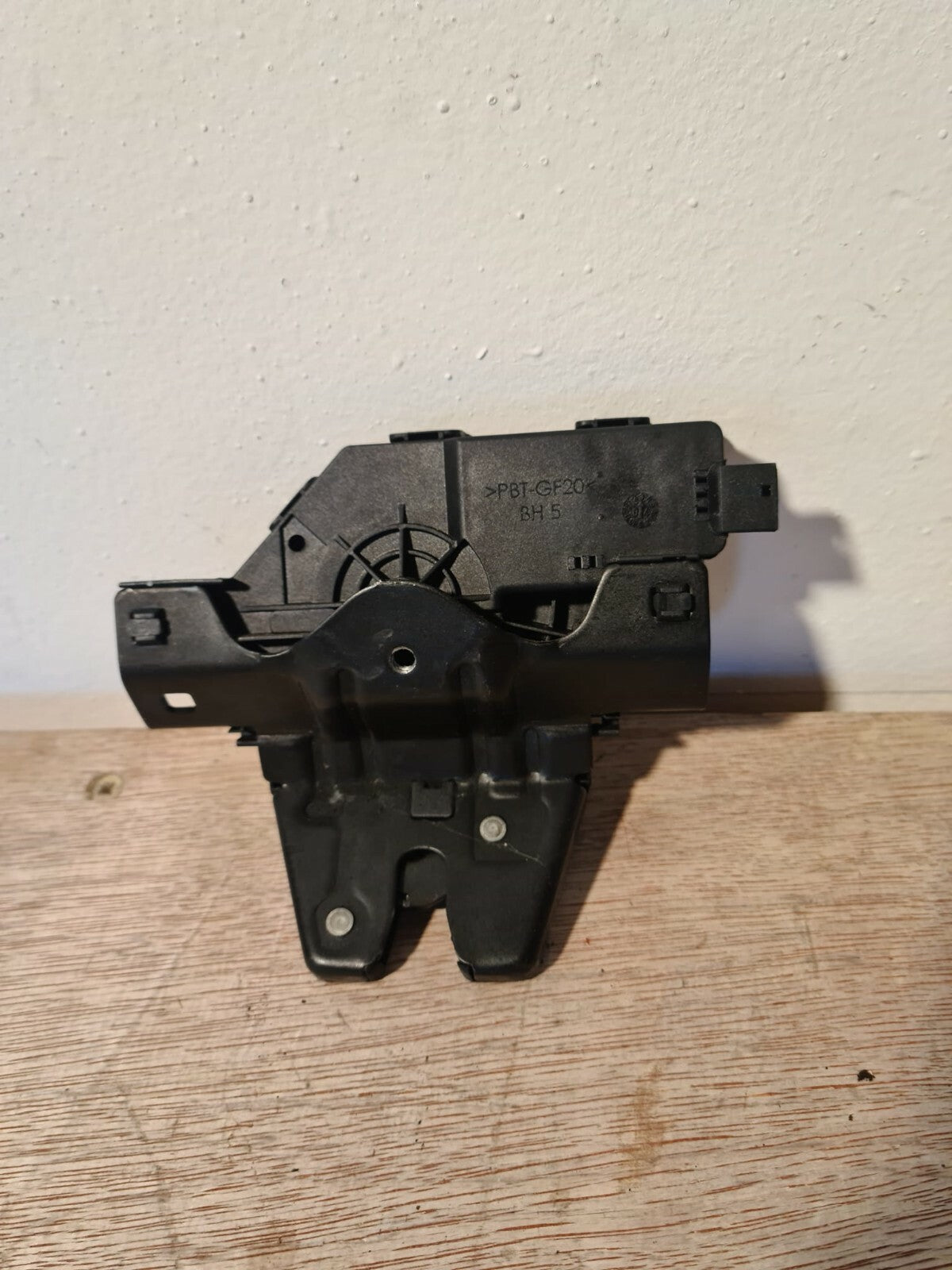 BMW E46 TAILGATE BOOT LOCK CATCH 