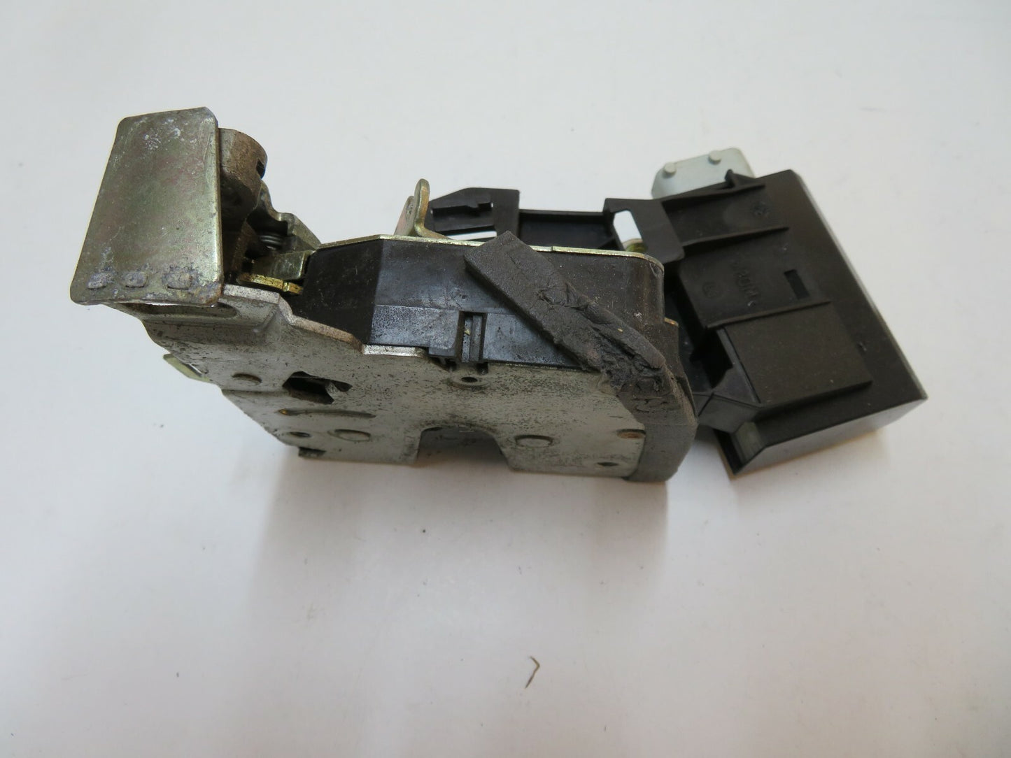 BMW 5 SERIES E39 NSR DOOR LOCK CATCH 8352165 1996-2003 B3