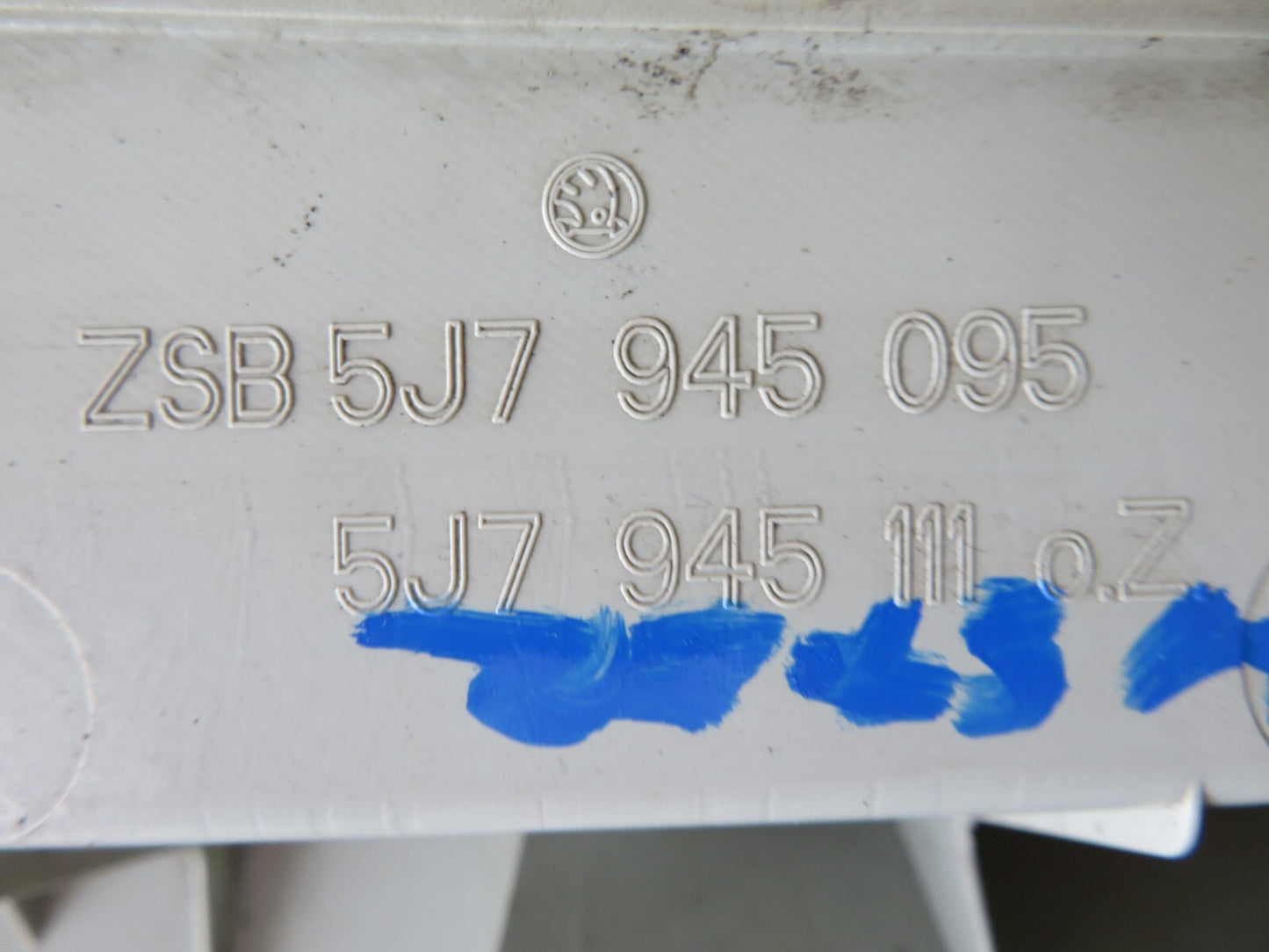 SKODA ROOMSTER NS PASSENGER REAR TAIL LIGHT 5j7945095 2007-2013