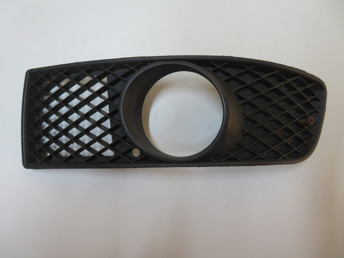 VOLKSWAGEN VW POLO 6N2 PASSENGER NS FRONT GRILL FOG SURROUND 1999-2003 B8