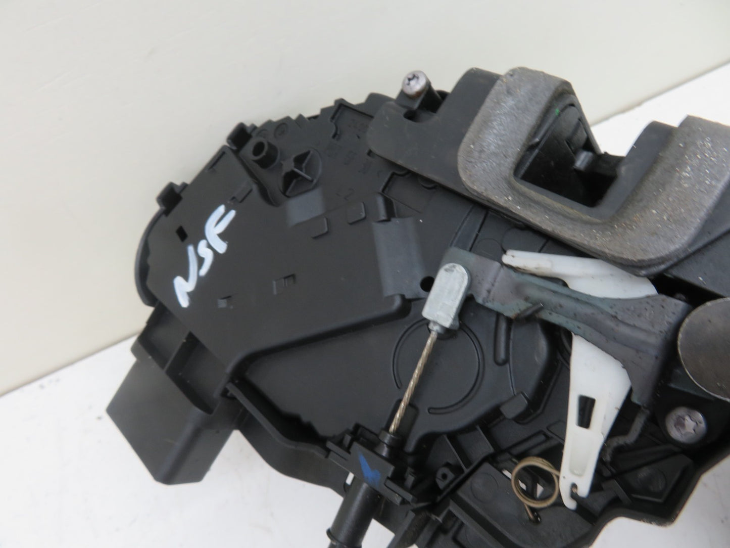 FORD S MAX NSF PASSENGER DOOR LOCK CATCH 8M2A-R21813-CA 2006-2014 1302-1