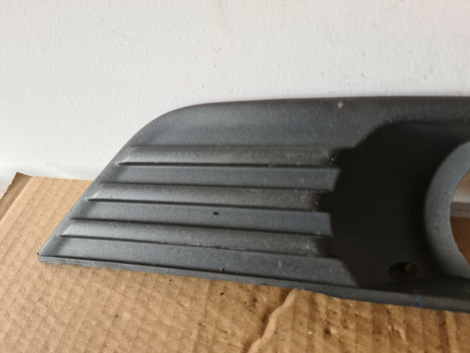 FORD FOCUS MK2 OS FRONT FOG LIGHT SURROUND TRIM 2004-2007 A34 NO2