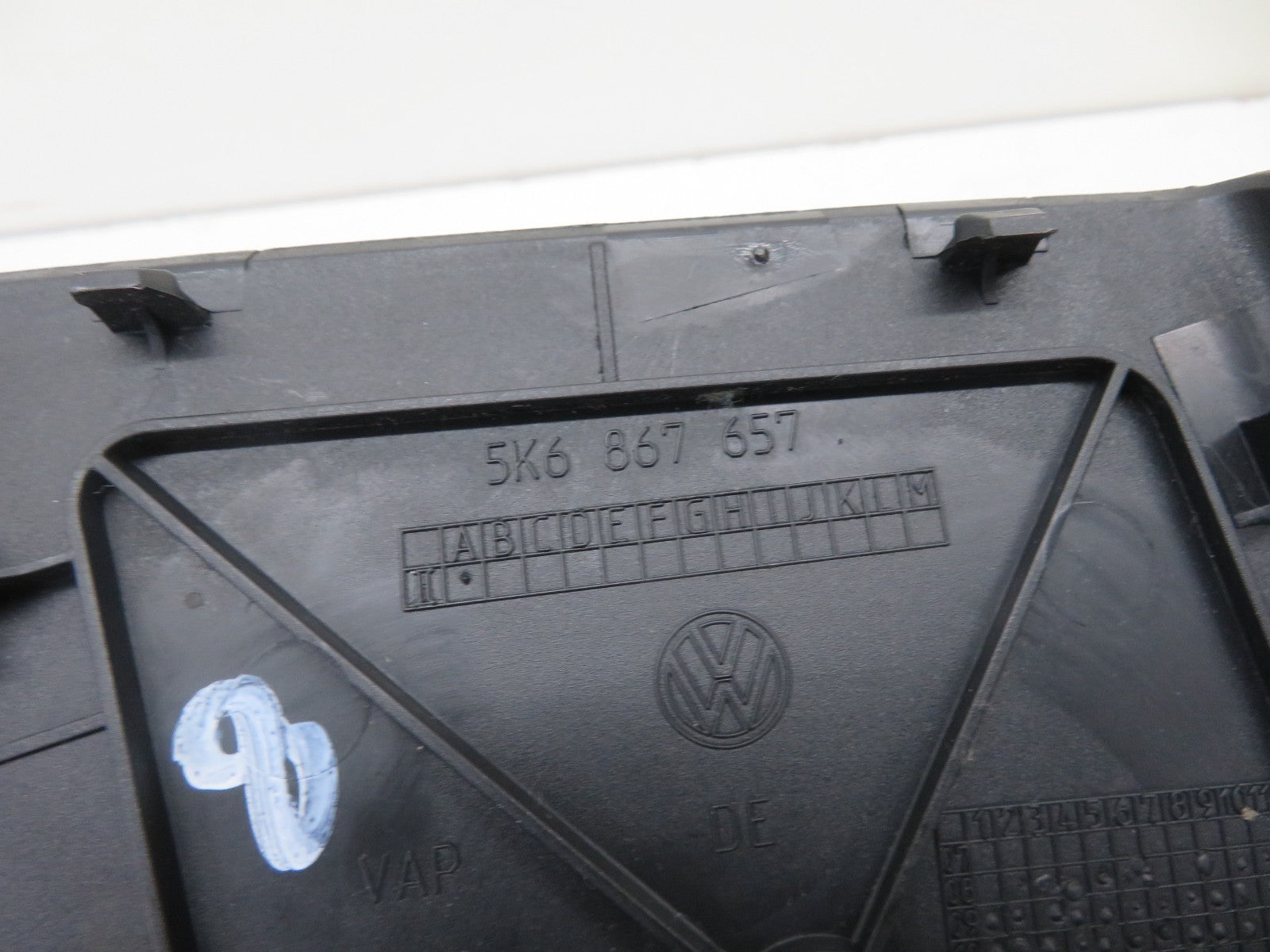 VW GOLF MK6 REAR LIGHT ACCESS TRIM NS PASSENGER 5K6867657 2009-2013 1500-8