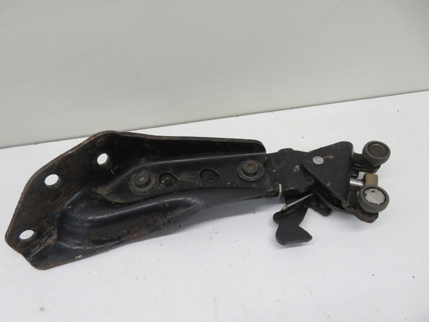 PEUGEOT BIPPER NS SLIDING DOOR BOTTOM ROLLER HINGE 2008-2015 1734-14