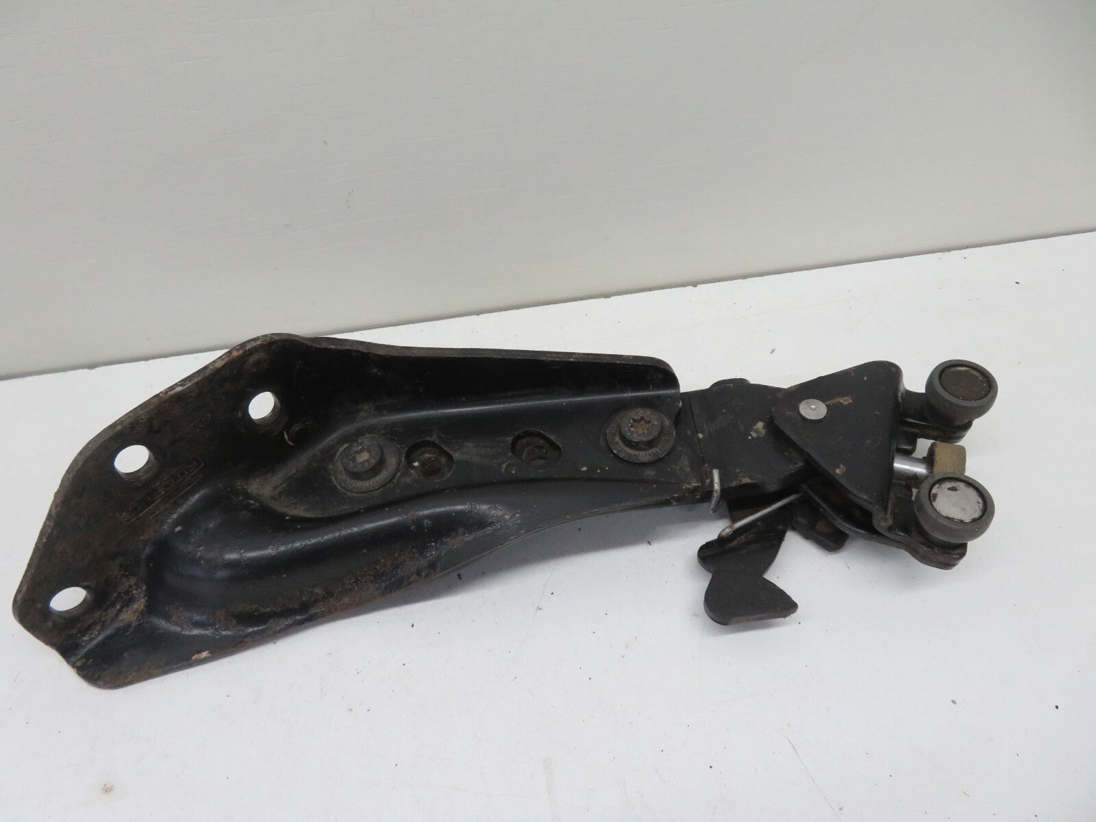 PEUGEOT BIPPER NS SLIDING DOOR BOTTOM ROLLER HINGE 2008-2015 1734-14