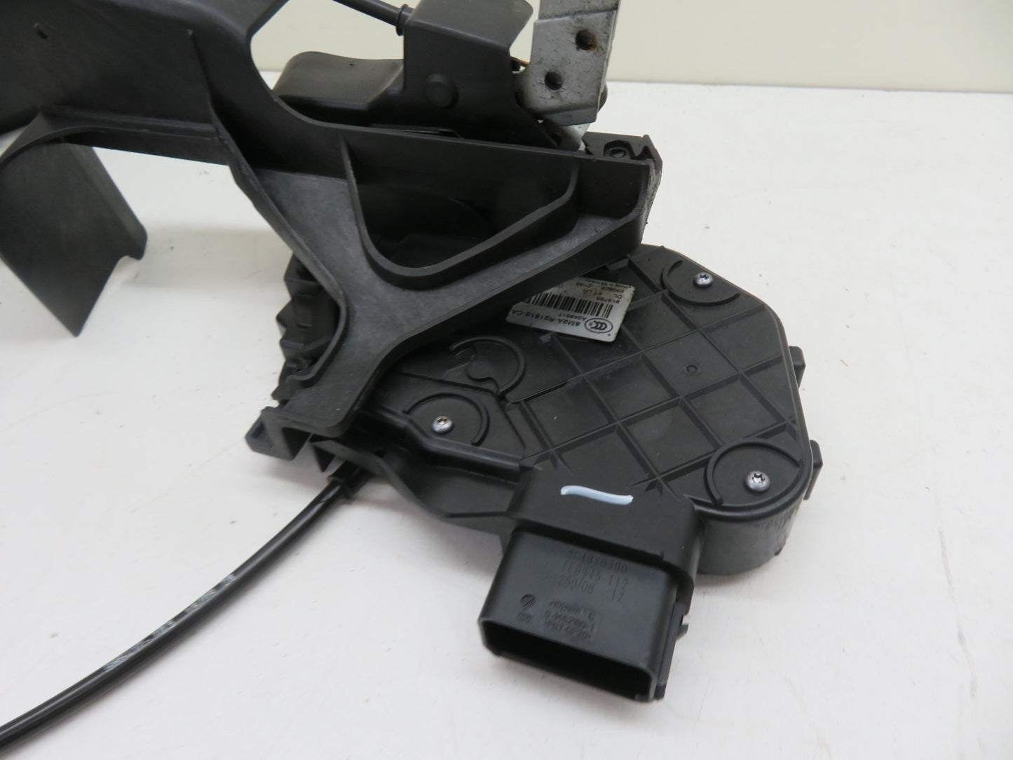 FORD S MAX NSF PASSENGER DOOR LOCK CATCH 8M2A-R21813-CA 2006-2014 1302-1