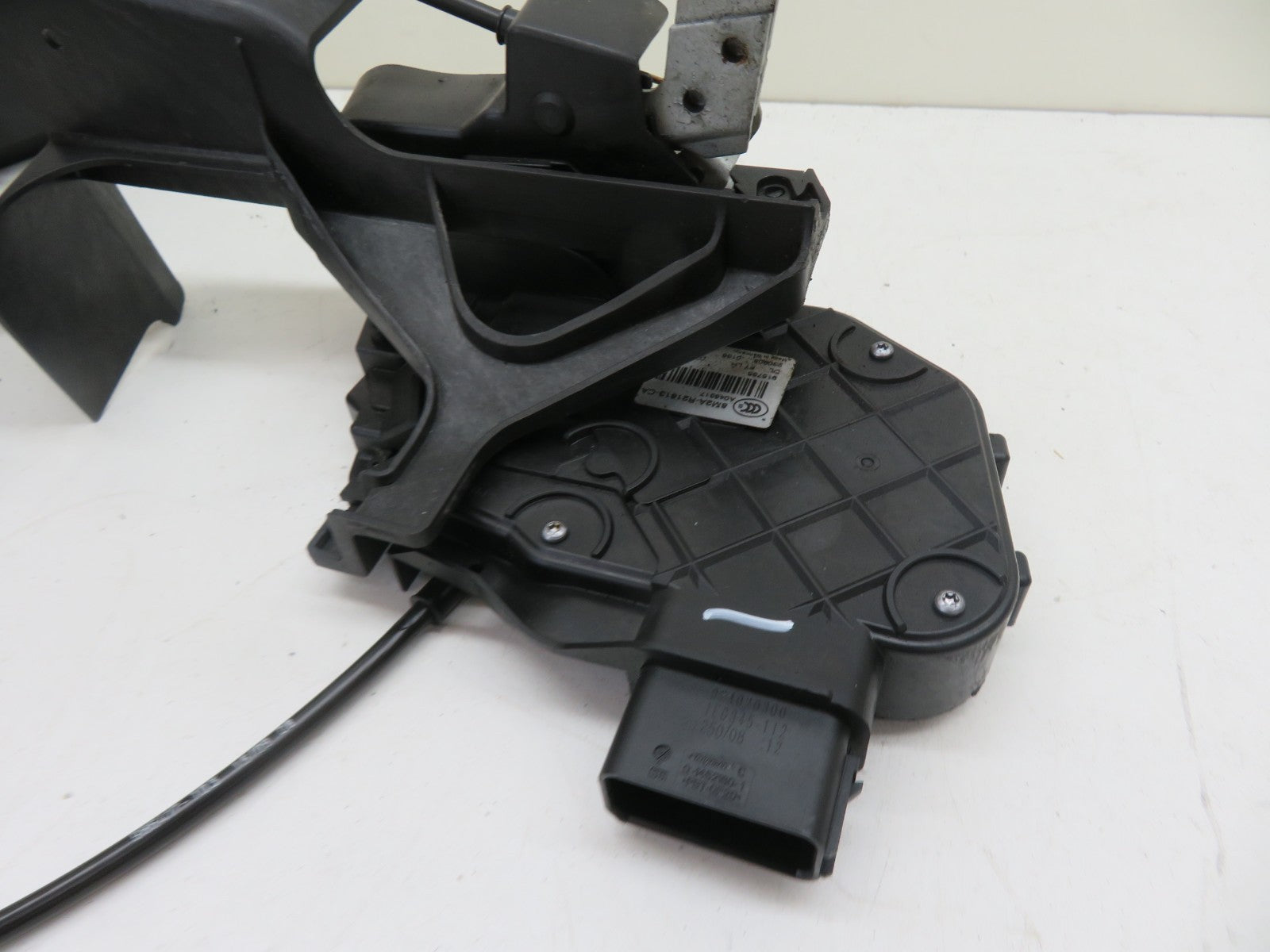 FORD S MAX NSF PASSENGER DOOR LOCK CATCH 8M2A-R21813-CA 2006-2014 1302-1