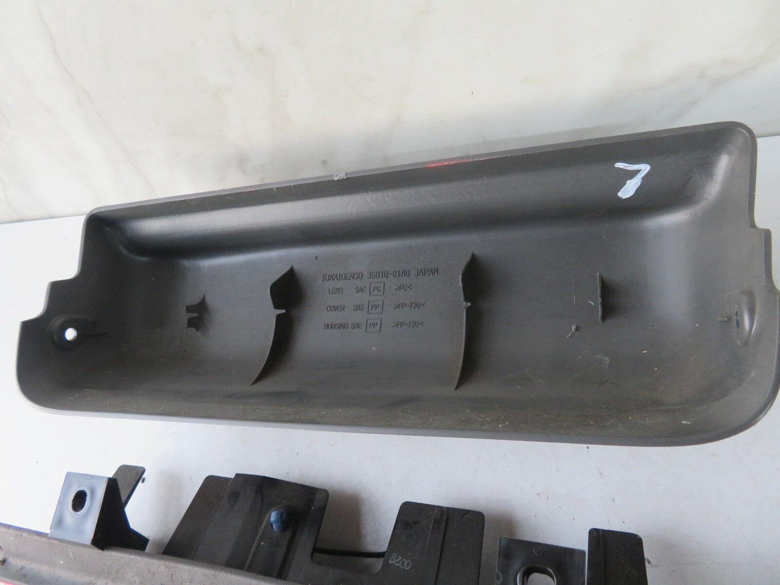 SUZUKI JIMNY REAR THIRD MIDDLE BRAKE LIGHT 1998-2005 AMS1509-7