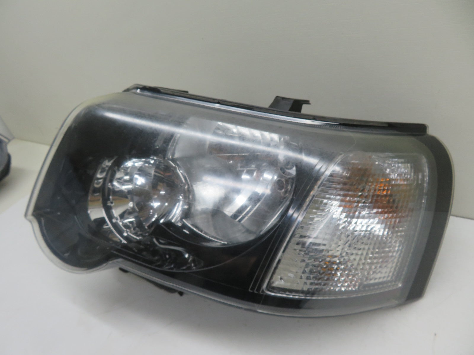 LAND ROVER FREELANDER 1 PASSENGER HEADLIGHT (BOTTOM BRACKETS BROKEN) 2004-2006