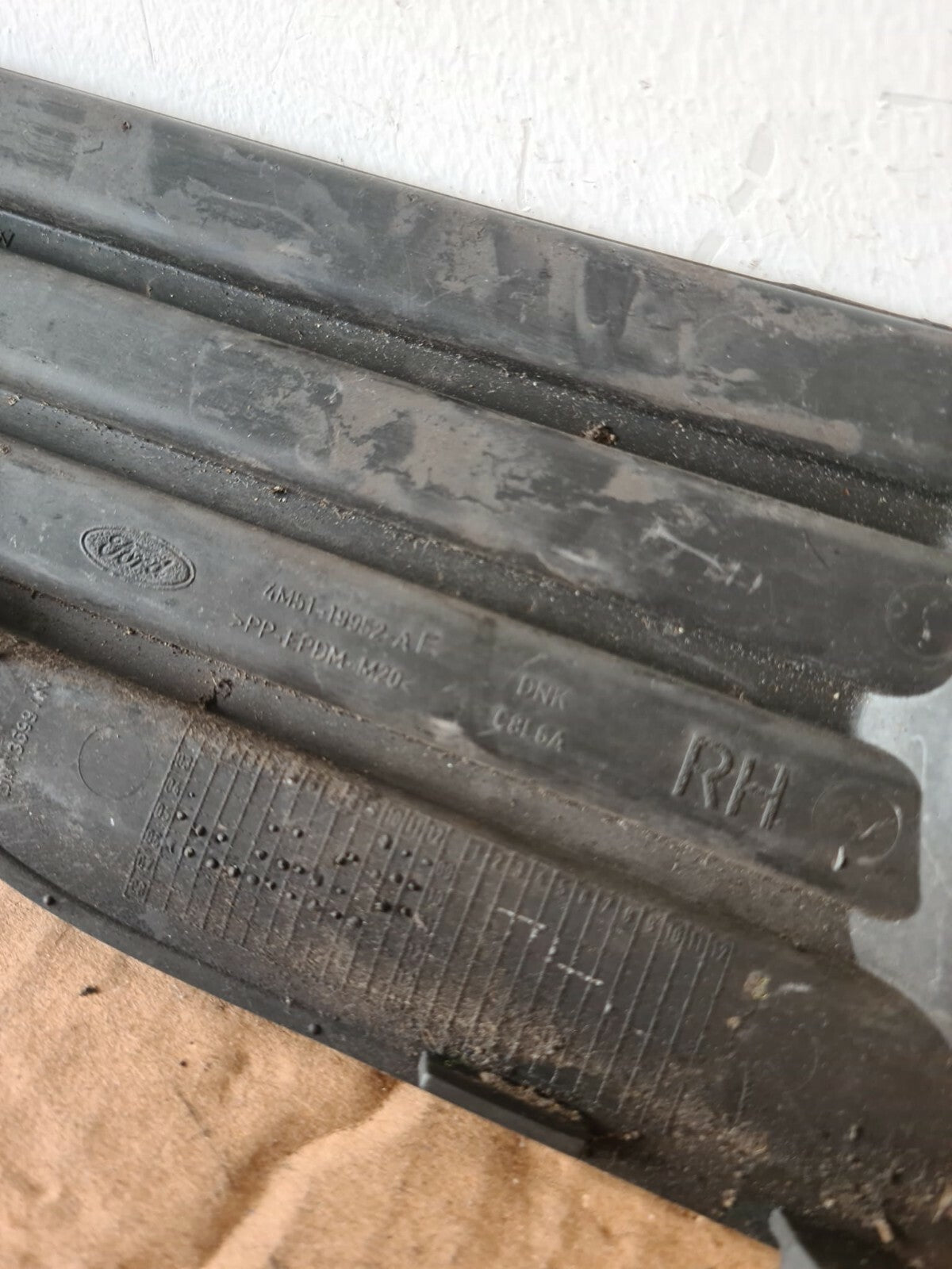 FORD FOCUS MK2 OS FRONT FOG LIGHT SURROUND TRIM 2004-2007 A34 NO2