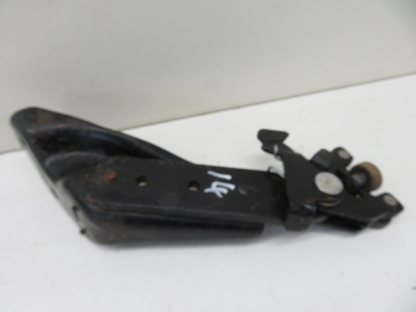 PEUGEOT BIPPER NS SLIDING DOOR BOTTOM ROLLER HINGE 2008-2015 1734-14