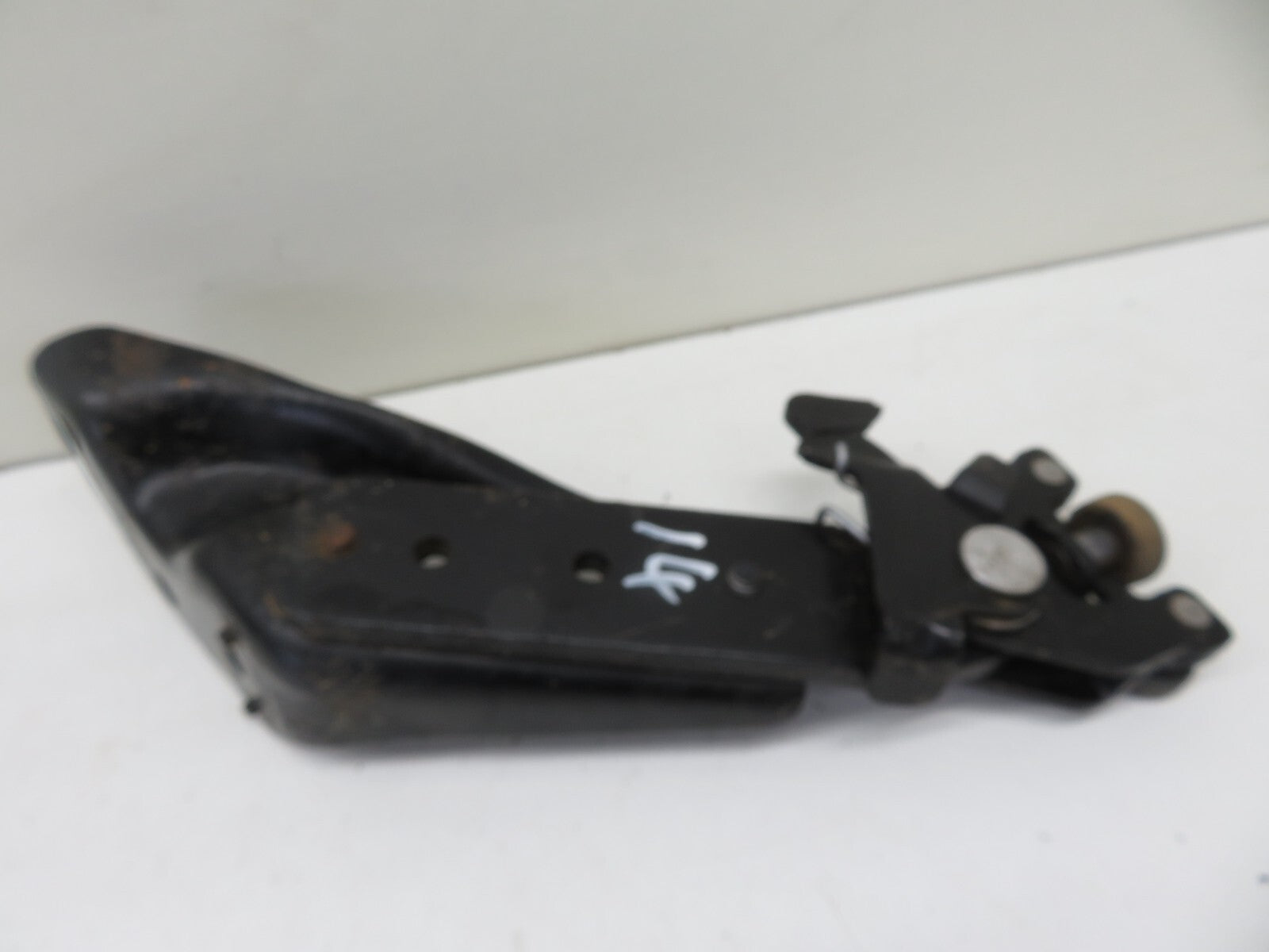 PEUGEOT BIPPER NS SLIDING DOOR BOTTOM ROLLER HINGE 2008-2015 1734-14