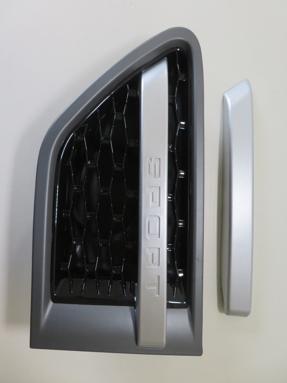 NS PASSENGER SIDE VENT GRILLE FOR RANGE ROVER SPORT L320 LR8021424 09-13