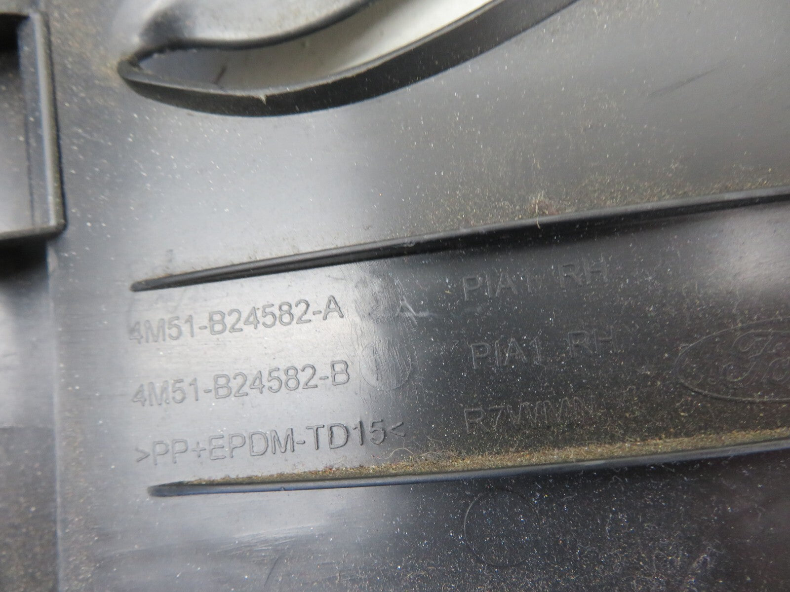 FORD FOCUS ST 225 OS DRIVER B PILLAR TRIM 4M51-B24582-A 2006-2010 1232-4