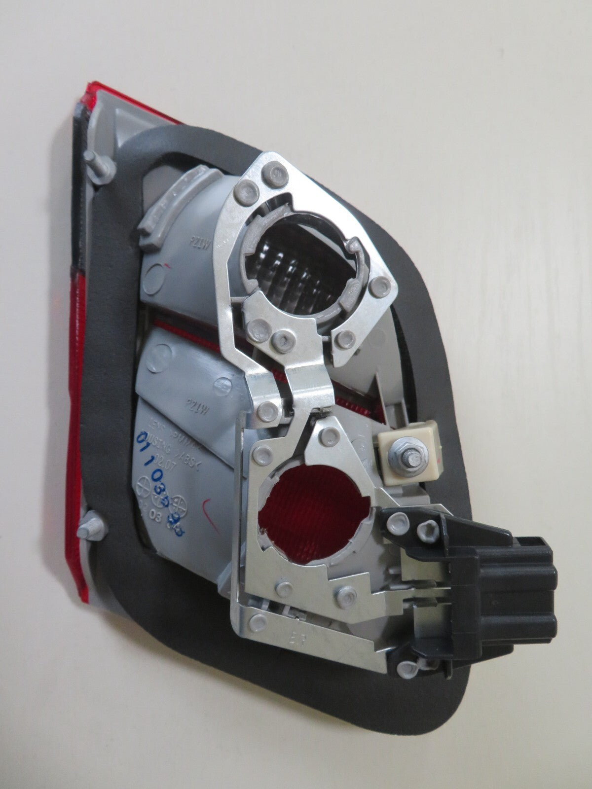 OS DRIVER REAR INNER TAIL LIGHT FOR MERCEDES E CLASS 1995-1998 440-1301-UE-DR