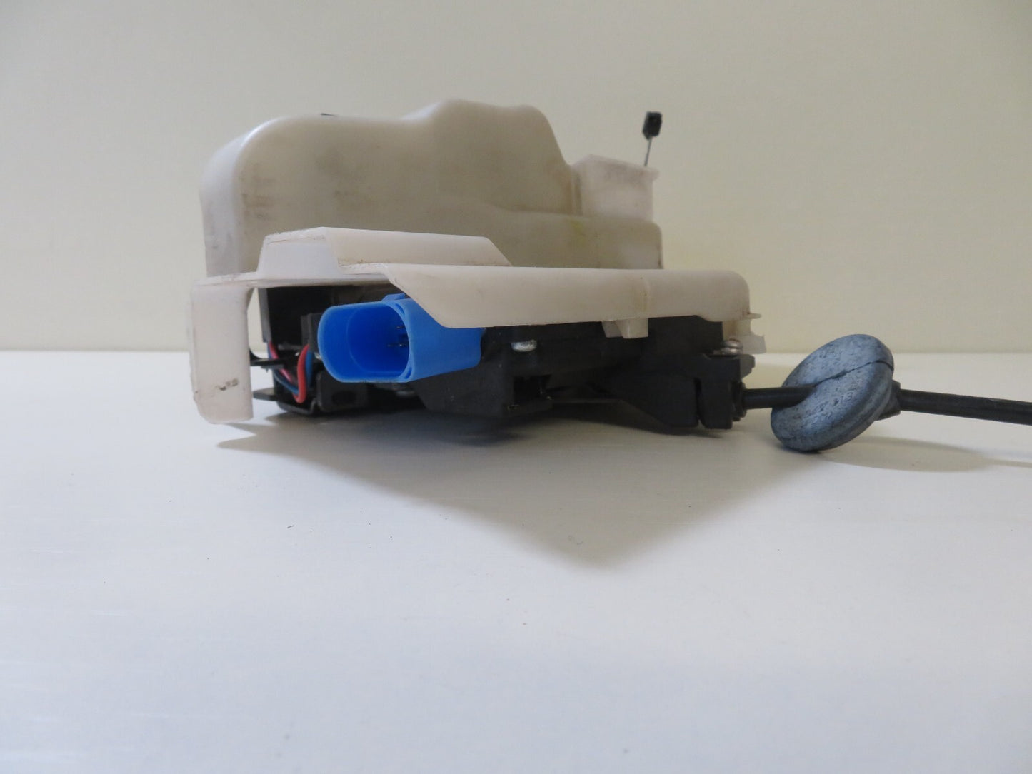 VW TOURAN OSF DRIVER FRONT DOOR LOCK CATCH 2003-2009 1701-3