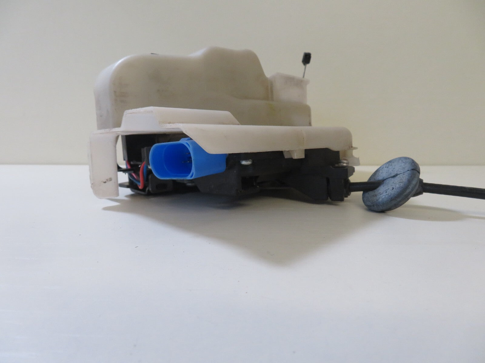 VW TOURAN OSF DRIVER FRONT DOOR LOCK CATCH 2003-2009 1701-3