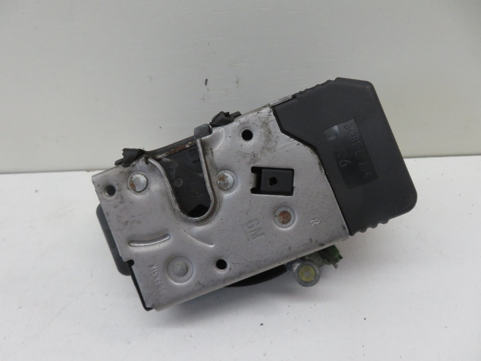 VAUXHALL ZAFIRA A OSF DRIVER DOOR LOCK CATCH 24444817 1999-2005 1353-2