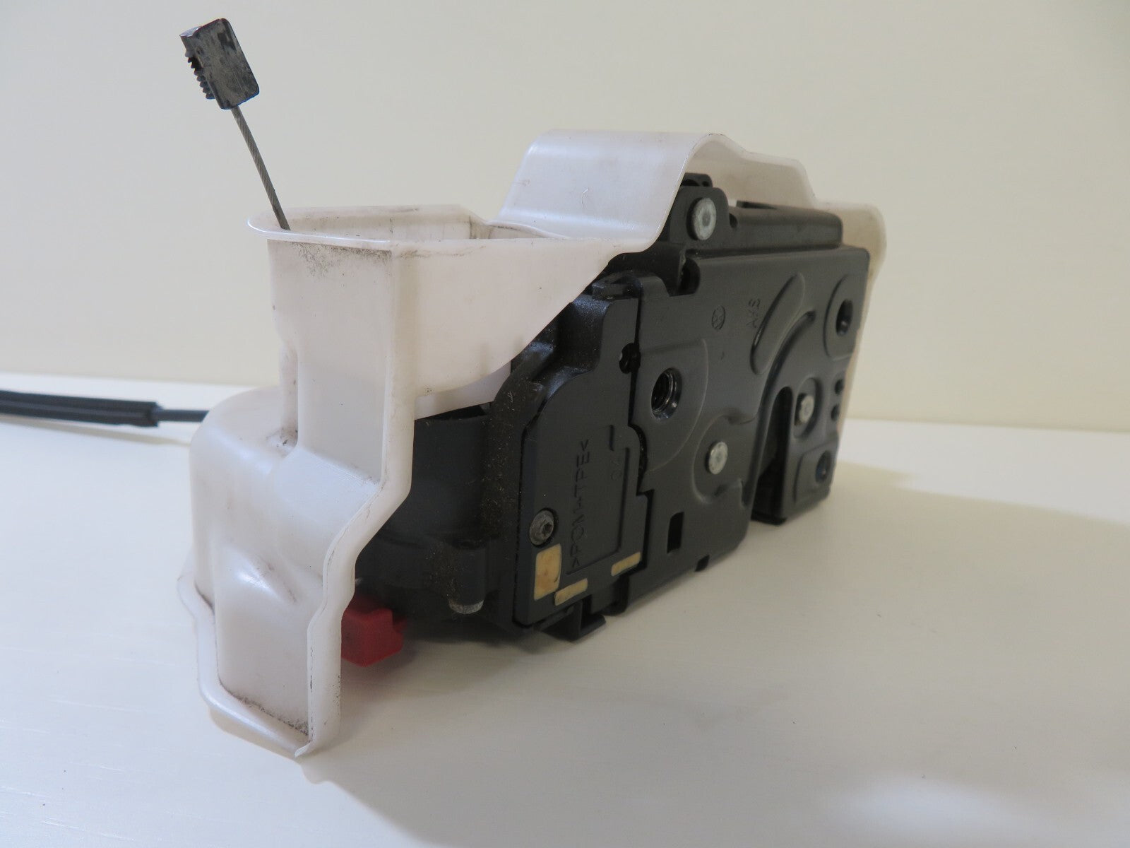 VW TOURAN OSF DRIVER FRONT DOOR LOCK CATCH 2003-2009 1701-3