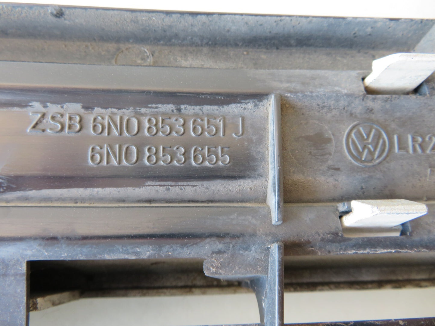 VOLKSWAGEN VW POLO FRONT GRILL BADGE 6N0853651J 1999-2003