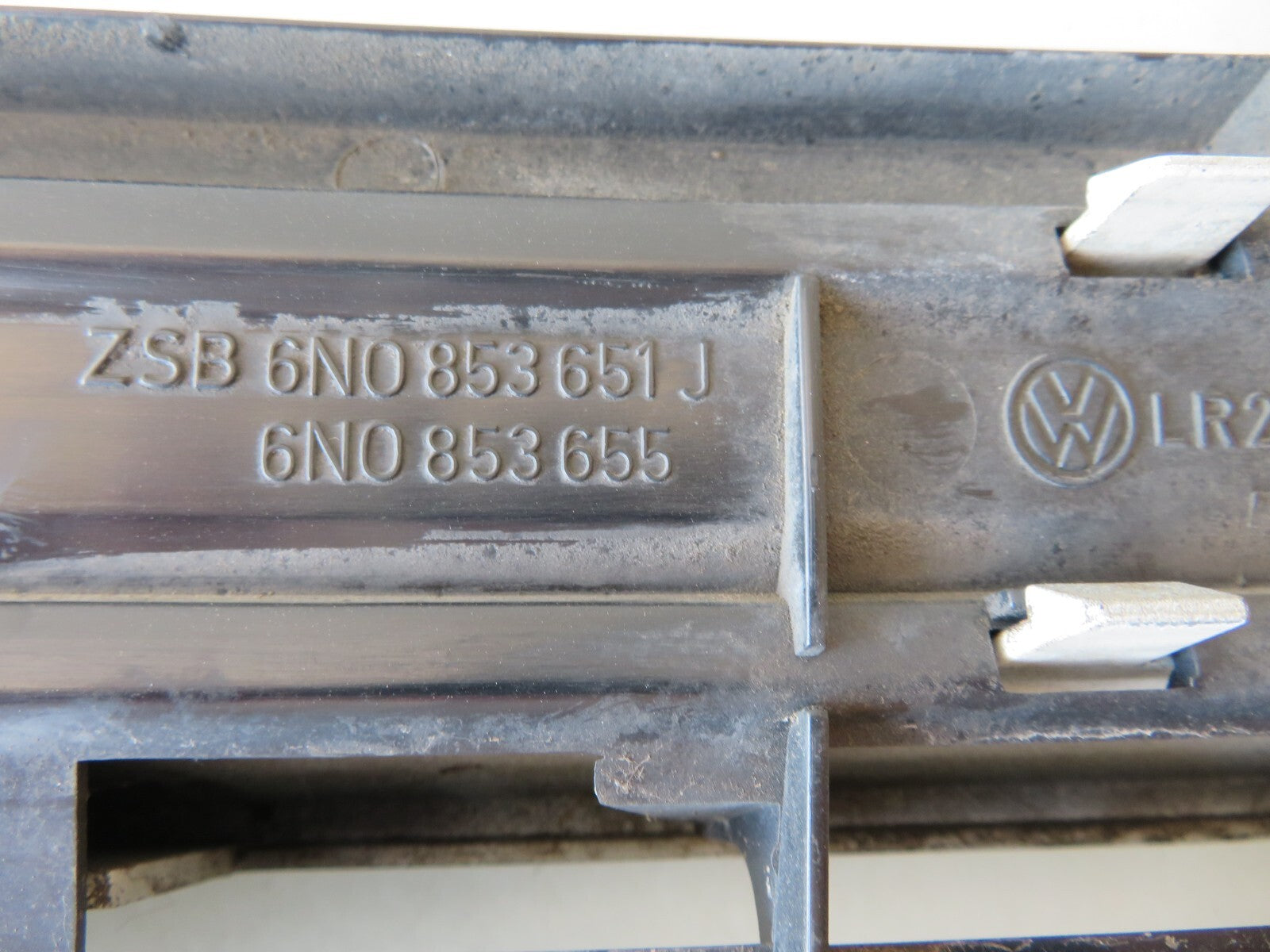 VOLKSWAGEN VW POLO FRONT GRILL BADGE 6N0853651J 1999-2003