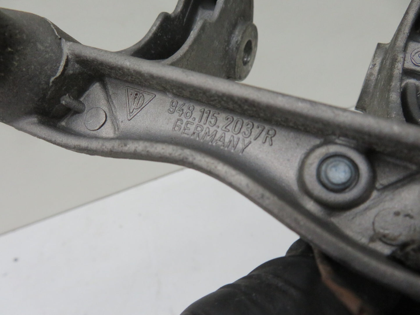 PORSCHE CAYENNE 955 MOUNT BRACKET 948115203 2003-2006 1718-9