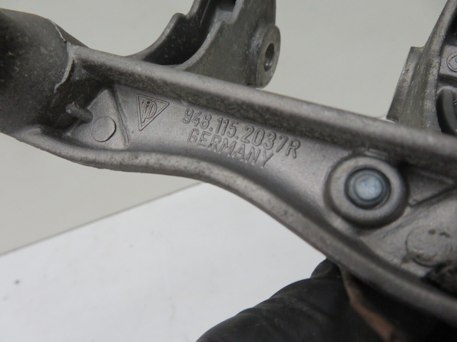 PORSCHE CAYENNE 955 MOUNT BRACKET 948115203 2003-2006 1718-9