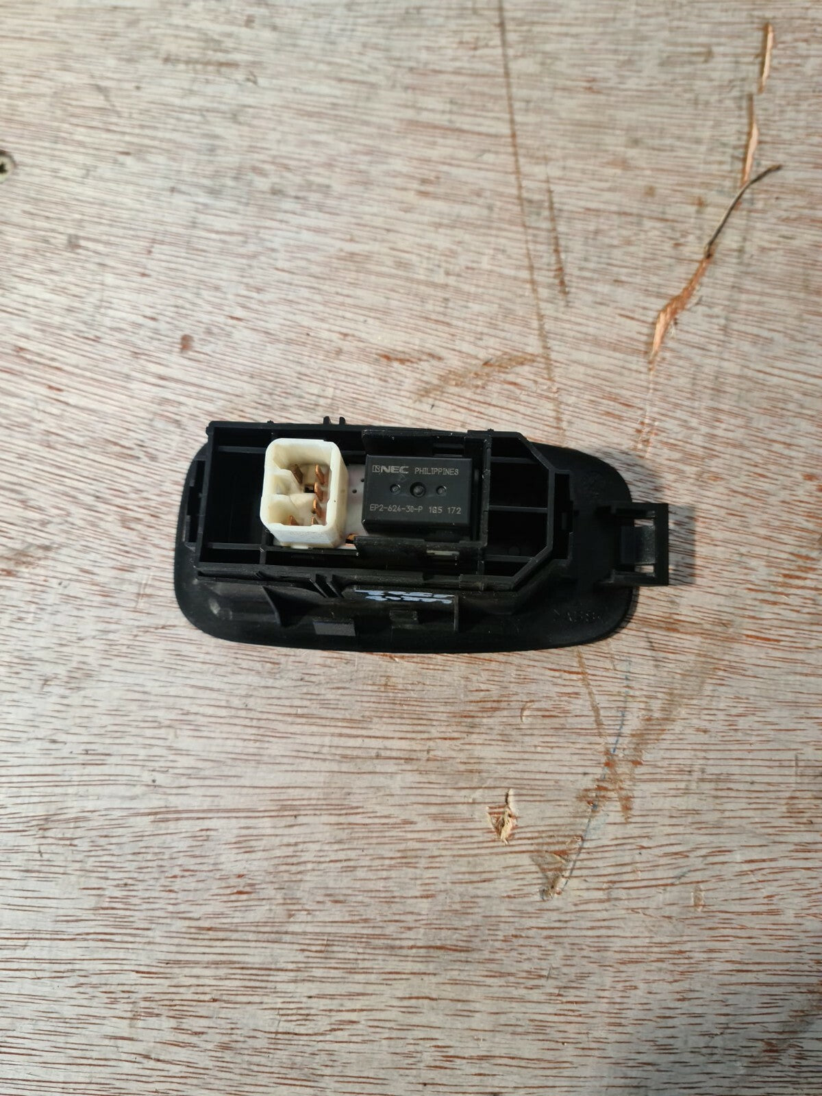 LEXUS IS200 REAR WINDOW SWITCH -1