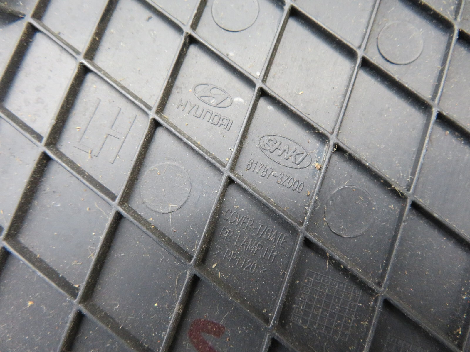 HYUNDAI I40 NS PASSENGER REAR LIGHT ACCESS TRIM 2011-2015 A581-18