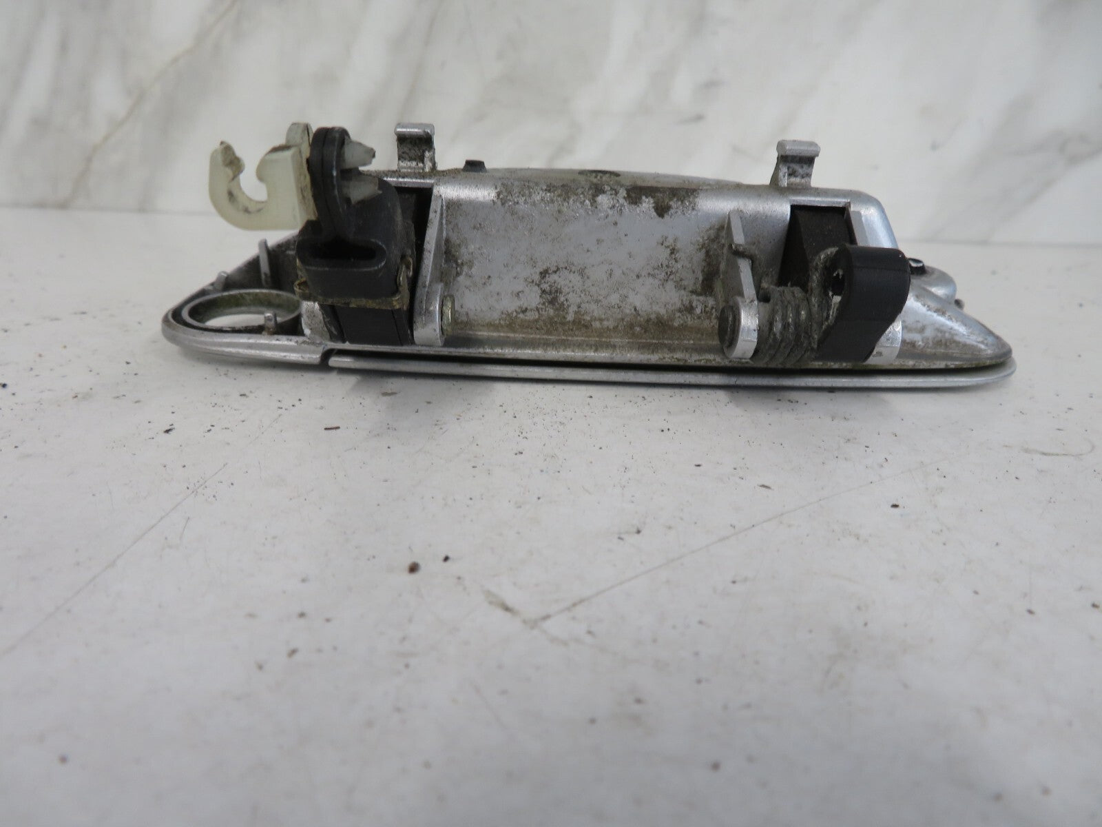 AUDI A8 D2 OS DRIVER SIDE EXTERIOR DOOR HANDLE 1998-2002 A1636-14