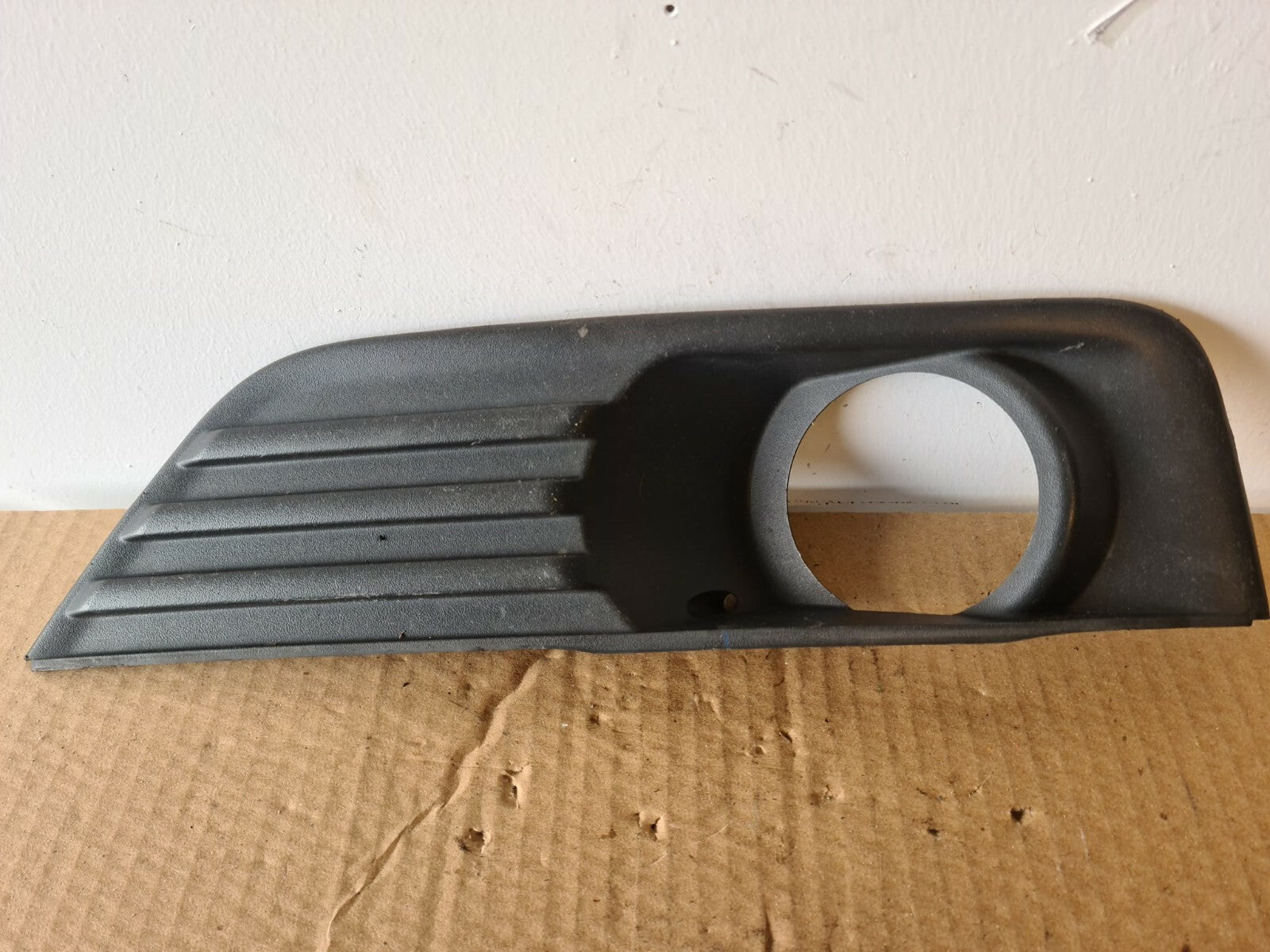 FORD FOCUS MK2 OS FRONT FOG LIGHT SURROUND TRIM 2004-2007 A34 NO2