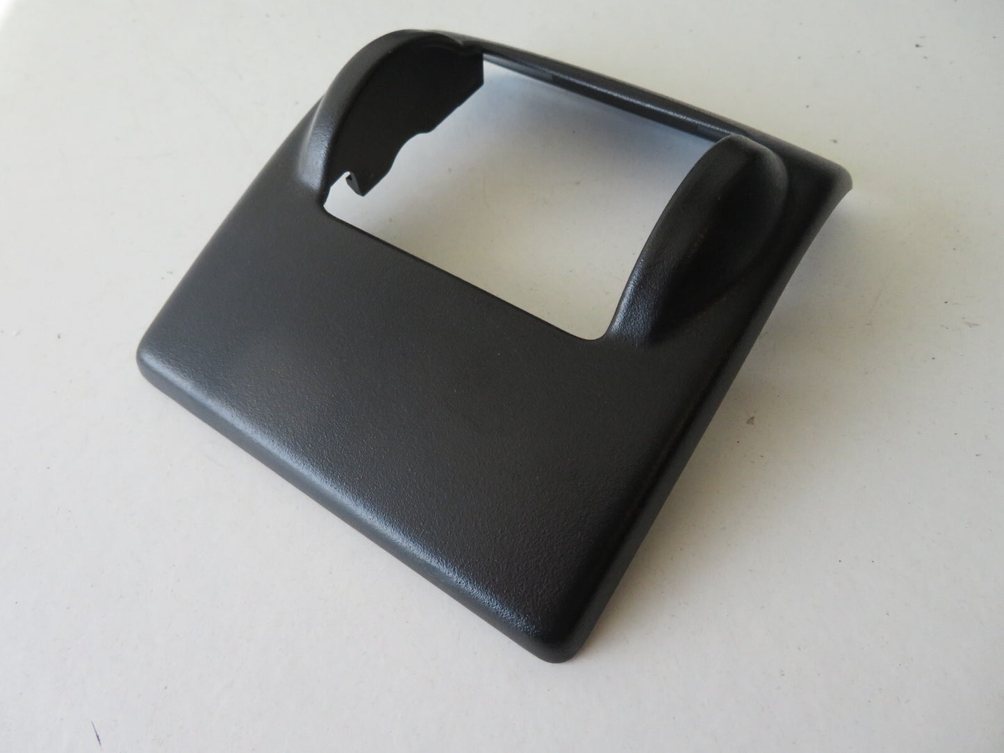 FORD FIESTA MK6 REAR SEAT PUSH DOWN BUTTON SURROUND TRIM 2002-2008 AMS1630-2