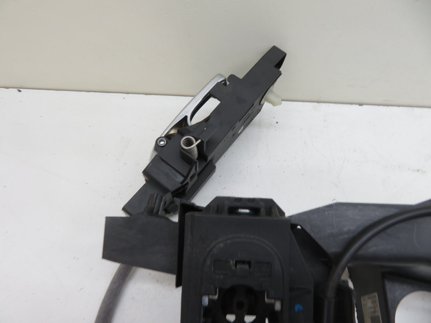 FORD S MAX NSF PASSENGER DOOR LOCK CATCH 8M2A-R21813-CA 2006-2014 1302-1