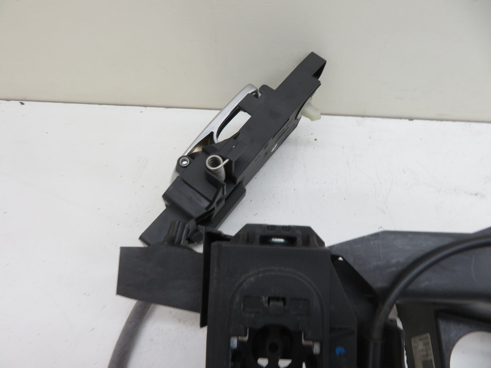 FORD S MAX NSF PASSENGER DOOR LOCK CATCH 8M2A-R21813-CA 2006-2014 1302-1