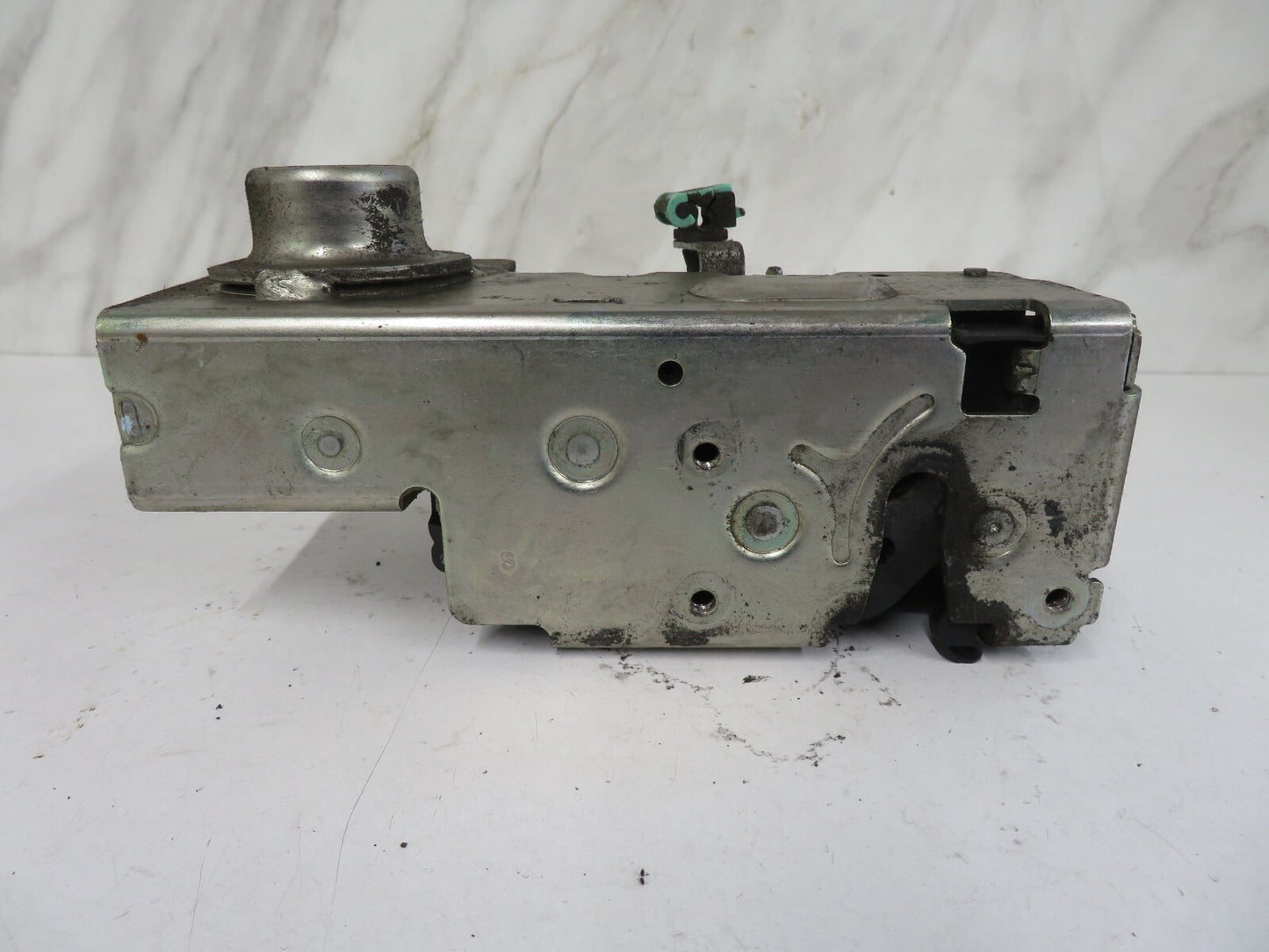 FORD TRANSIT CONNECT NS PASSENGER DOOR LOCK CATCH 2T1AV21813BE 2002-2006 A1219-3