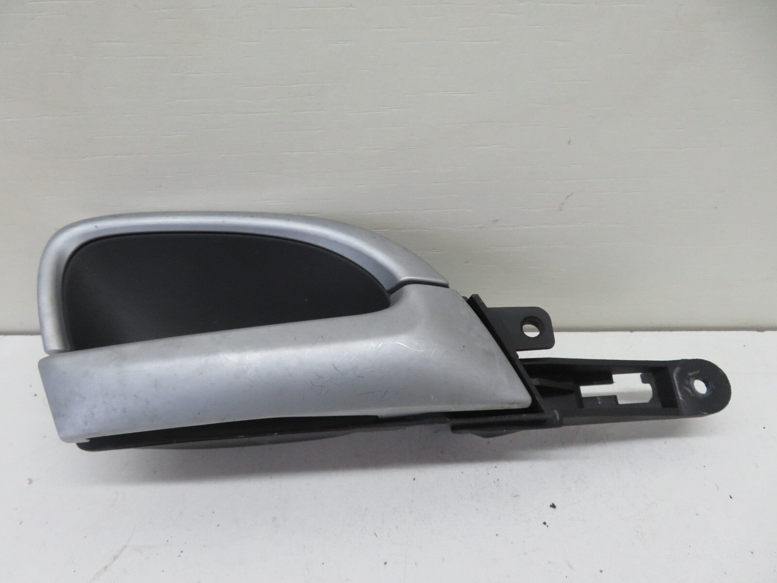 PORSCHE CAYENNE 955 OS DRIVER REAR INTERIOR DOOR HANDLE  2003-2006 1634-10