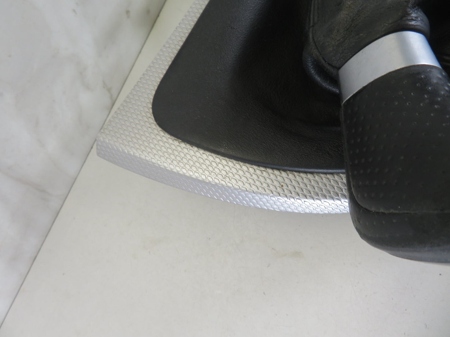 BMW 1 SERIES E88 M SPORT GEAR GAITTOR SURROUND WITH KNOB 2007-2013 A1218-2