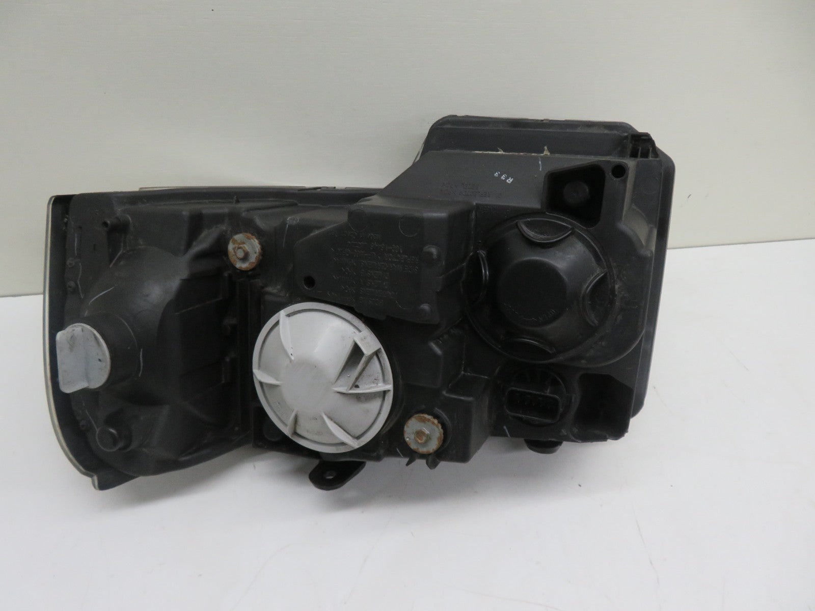 LAND ROVER FREELANDER 1 OS DRIVER HEADLIGHT (BOTTOM BRACKETS BROKEN) 2004-2006