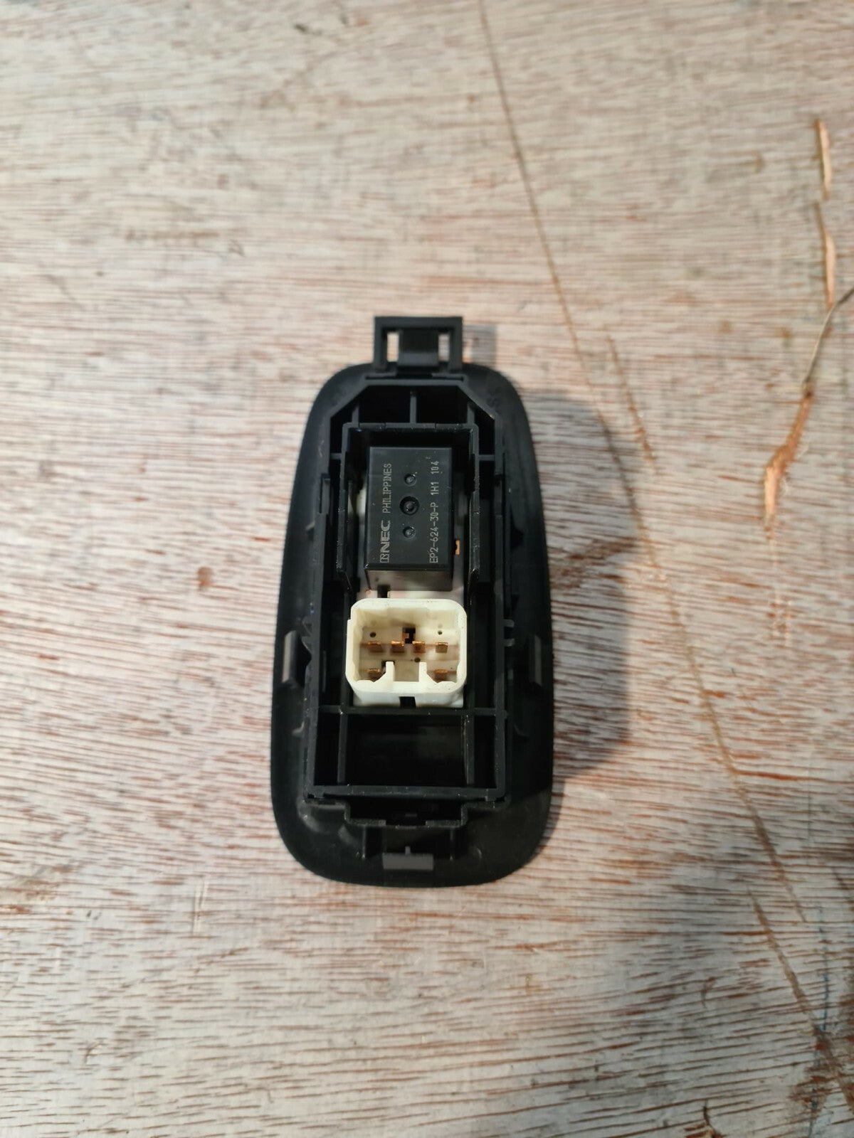 LEXUS IS200 REAR WINDOW SWITCH -2