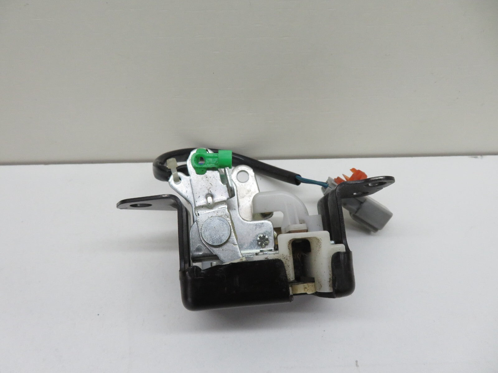 HONDA CRV MK2 REAR BOOT WINDOW LOCK CATCH 2002-2006 #1211-4