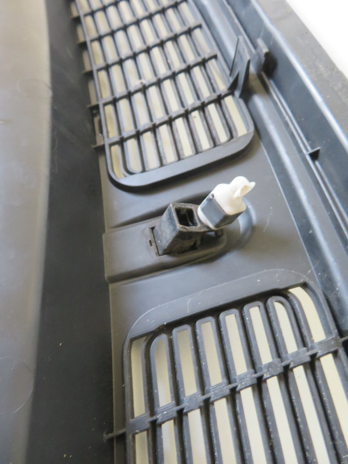 SKODA FABIA MK2 WINDSCREEN SCUTTLE PANEL TRIM WITH WASHER JETS 2007-2015