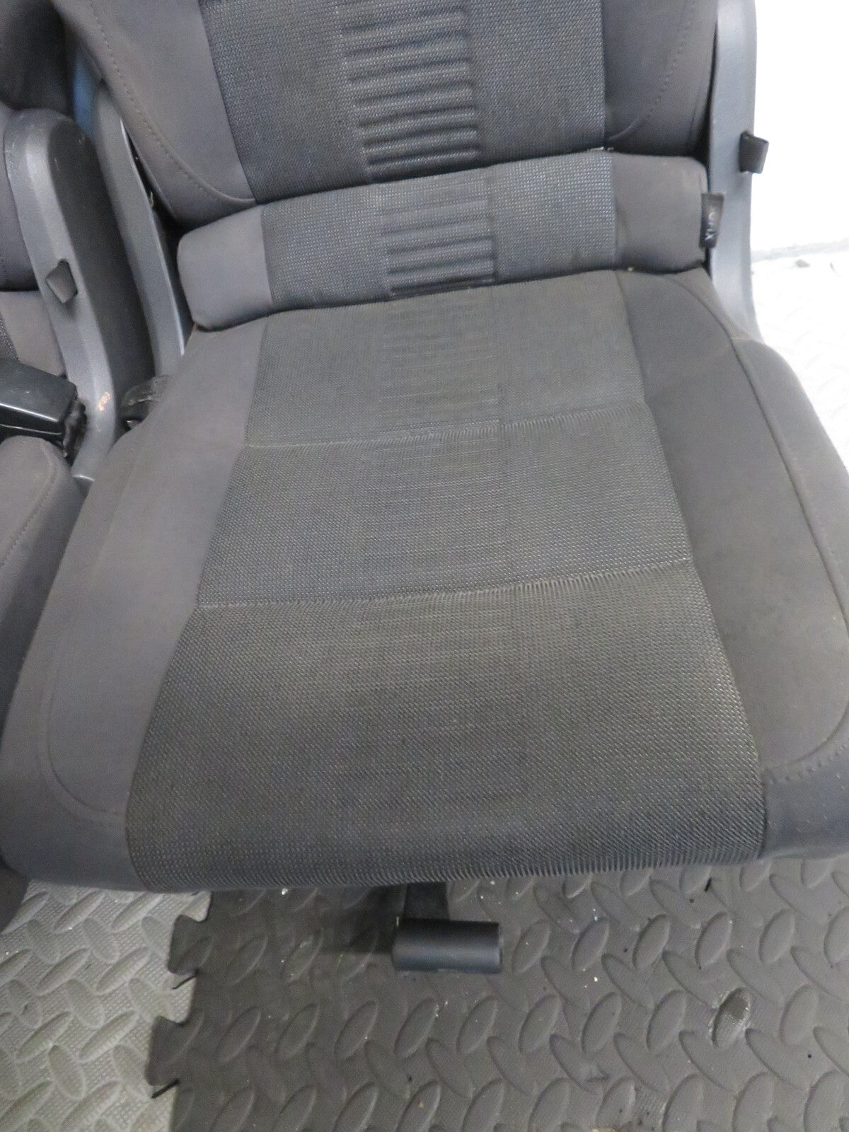 VOLKSWAGEN VW TOURAN MIDDLE ROW CLOTH SEATS CADDY 2K (SEE PHOTOS) 2003-2009