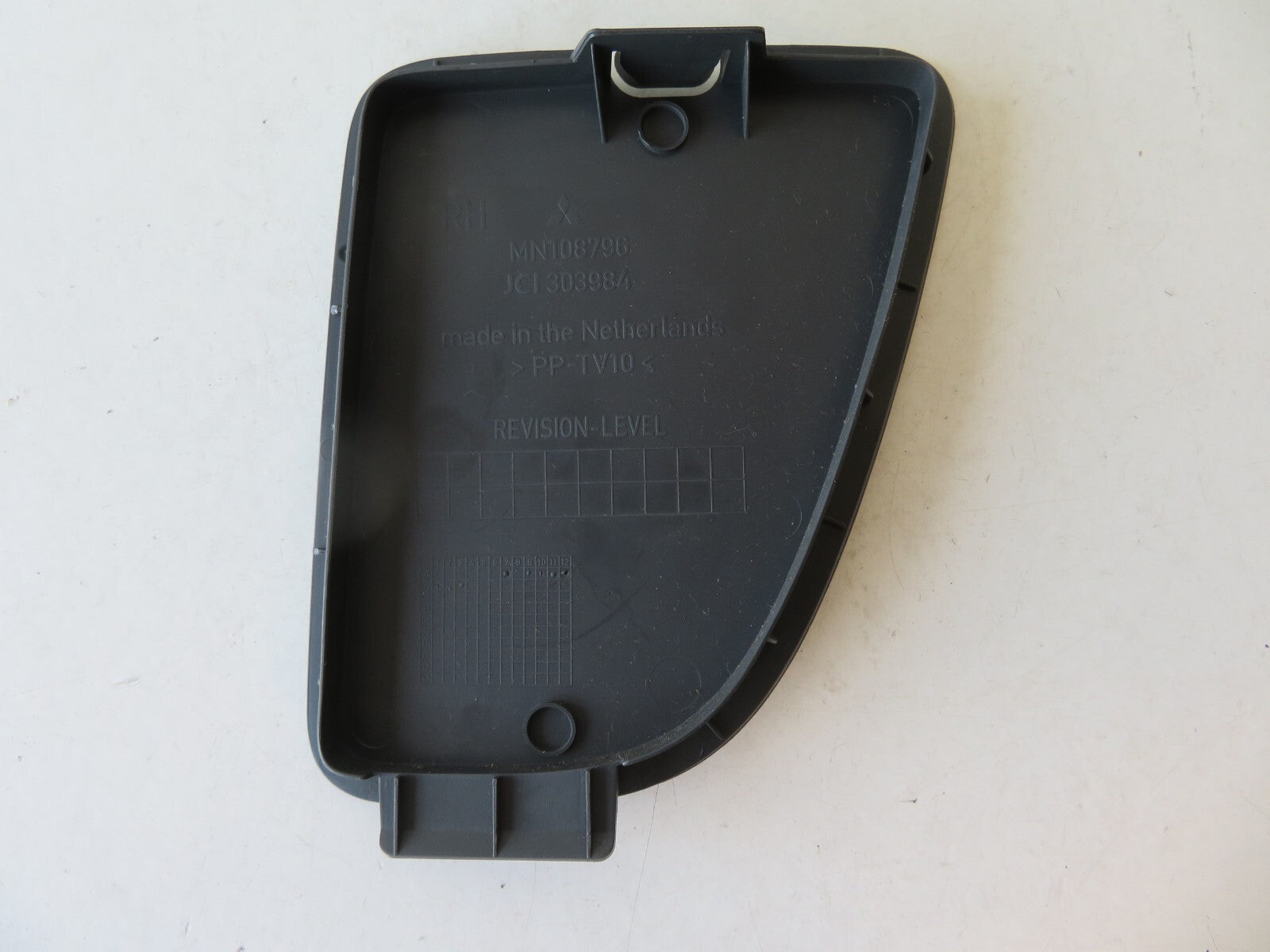 MITSUBISHI COLT CZ1 REAR LIGHT ACCESS COVER RH MN108796 04-08 AMS1652