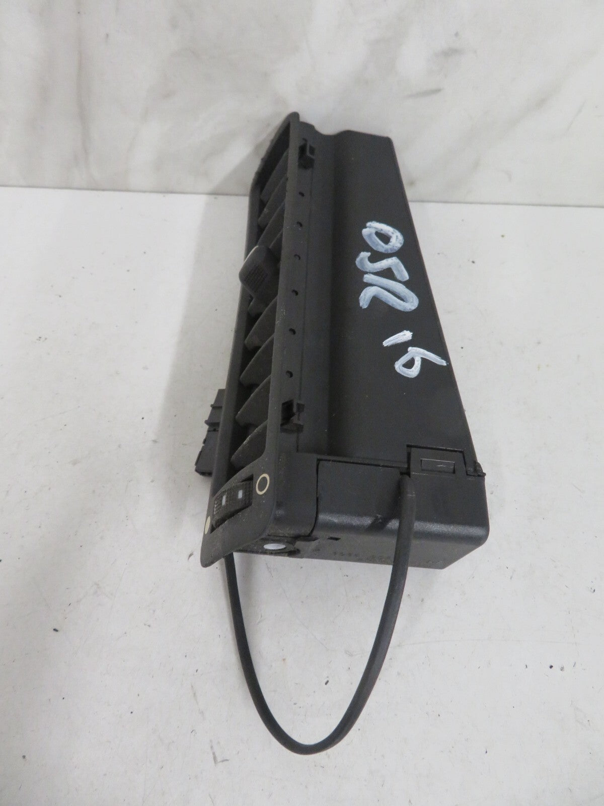 AUDI A8 D2 OSR REAR AIR VENT 4D0819704K 1998-2002 A1652-16