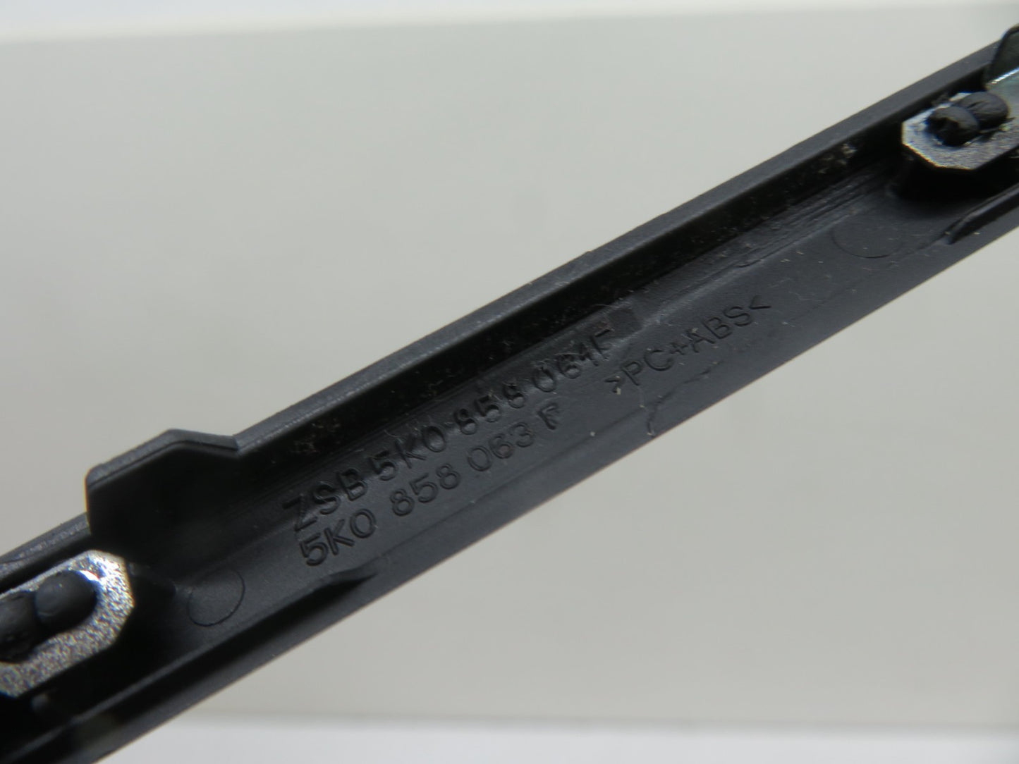 VW GOLF MK6 STEREO SURROUND TRIM 5K0858063P 2009-2013 REF-13