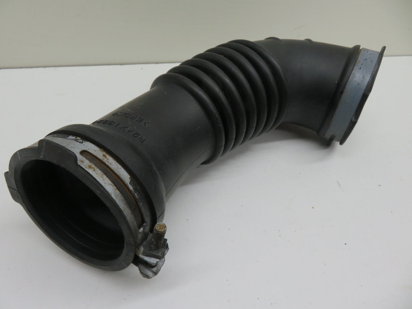 MAZDA CX7 AIR INTAKE PIPE R2AX13221 2008-2012 1414-14